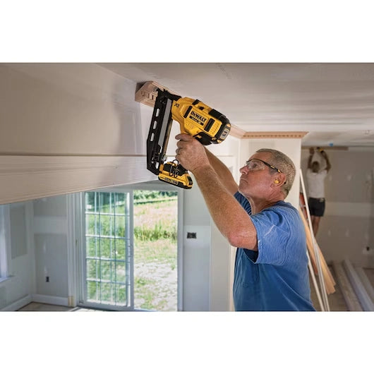 DEWALT DCN660D1 20V MAX* XR® 16 GA Angled Finish Nailer - Kit