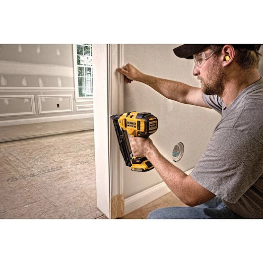 DEWALT DCN660D1 20V MAX* XR® 16 GA Angled Finish Nailer - Kit