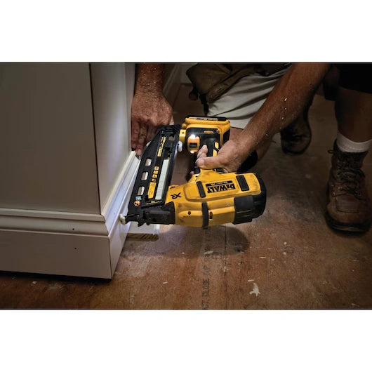 DEWALT DCN660D1 20V MAX* XR® 16 GA Angled Finish Nailer - Kit