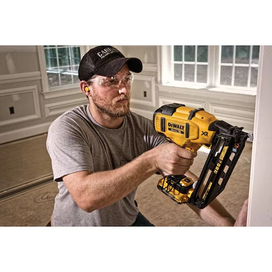 DEWALT DCN660D1 20V MAX* XR® 16 GA Angled Finish Nailer - Kit