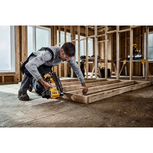 DEWALT DCN920P1 20V MAX* Brushless Cordless 21° Plastic Framing Nailer Kit