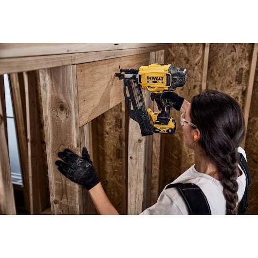 DEWALT DCN920P1 20V MAX* Brushless Cordless 21° Plastic Framing Nailer Kit
